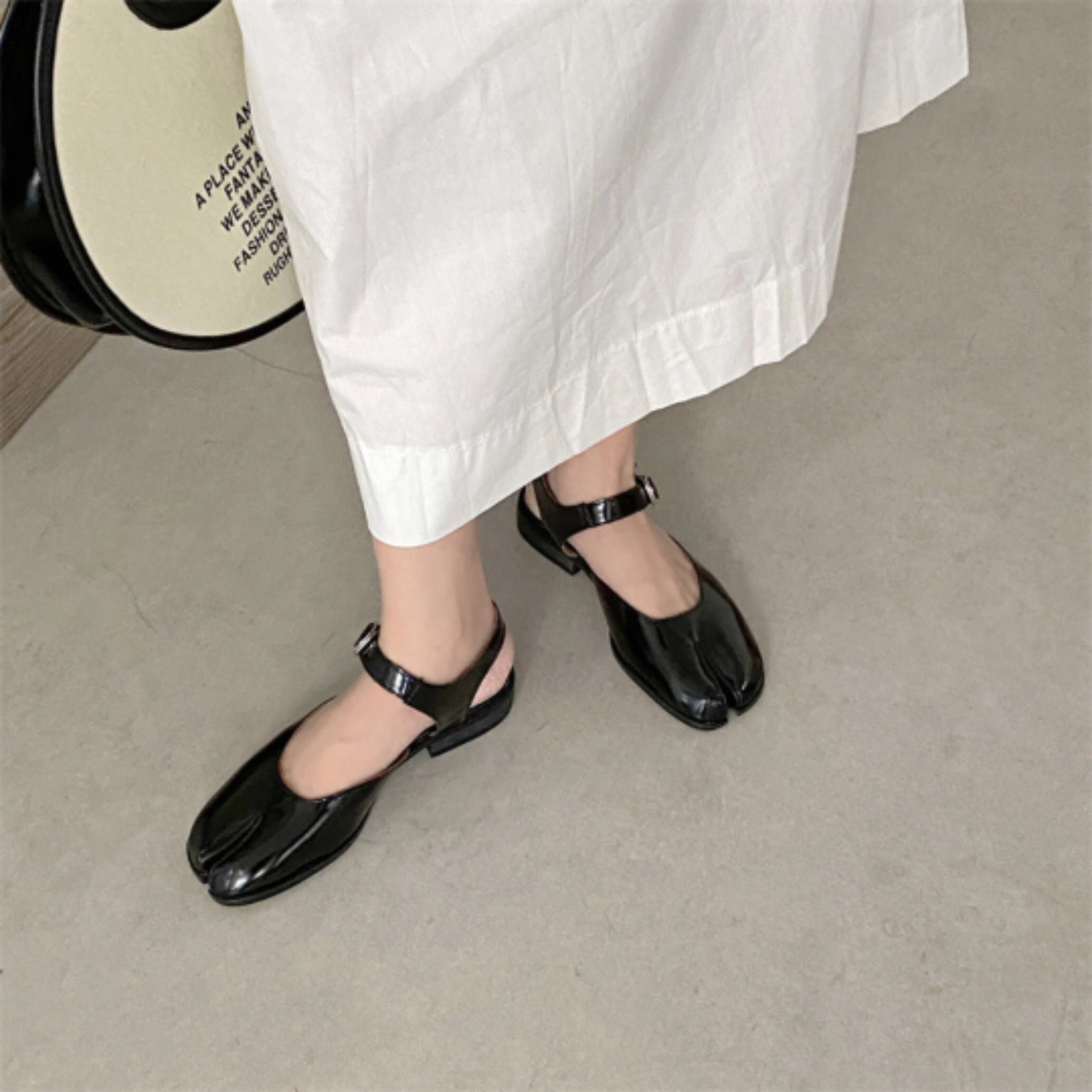 Black Tabi Split-Toe Sandals for Women - Stylish Flats for Summer